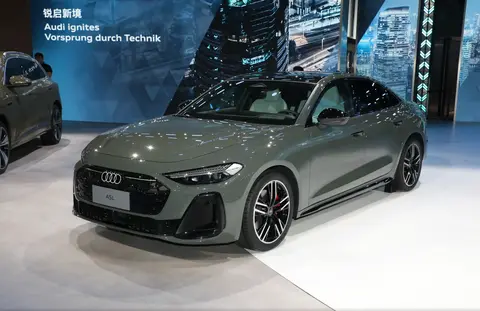 三块大屏+华为智驾！车内按键几乎消失，这台“特供”A5L你爱吗？